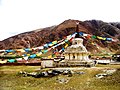 Bøneflagg ved ein tibetansk stupa.