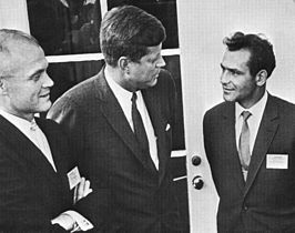 German Titov (rechts) ontmoet president John F. Kennedy en astronaut John Glenn in 1962