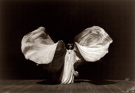 Dansçı Loie Fuller, kendisine ait tiyatrosundaki bir performansı