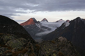 Le Bättelmatthorn (à gauche), le Rothorn (au centre), et le Blinnenhorn (à droite).