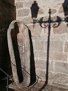 Sarcophage devant l'église.