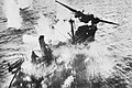 Un bombardier allié A-20 attaque un navire marchand japonais lors de la bataille de la mer de Bismarck, mars 1943