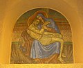 Pietà-Mosaik über dem Seiteneingang