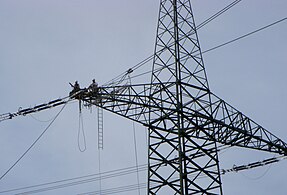 Ledningsarbeten på en mast.