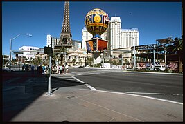 Las Vegas. Paris Las Vegas Hotel e Casinò sul Las Vegas Boulevard South.jpg