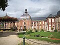 Jardin de l'hôtel de ville, au fond le Musée-Bibliothèque