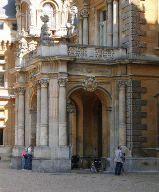 <span class="mw-page-title-main">Porte-cochère</span> Roofed shelter outside a doorway