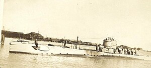 USS R-16 (SS-93).jpg