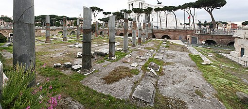 Ruinerna efter Basilica Ulpia. I bakgrunden Viktor Emanuel-monumentet.