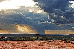 Dramatiskt landskap vid Enchanted Rock i "the Hill Country" i södra Texas.