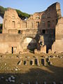 Resti dell'esedra dello Stadio palatino, in cui era collocato il podio imperiale.