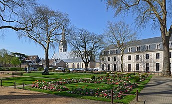 Parc Ronsard, devant l'hôtel de ville.