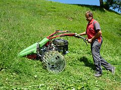 Motofaucheuse Rapid SWISS avec roue supplémentaire pour lier en faisceaux l'herbe coupée.