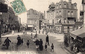 La place en 1907 avec jeux d'enfants.