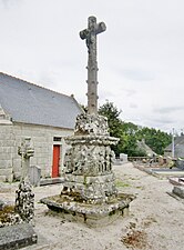 Locuon ː le calvaire situé dans l'enclos paroissial de l'église Saint-Yon, vue d'ensemble.