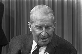 Aankomst Maurice Chevalier op Schiphol, Maurice Chevalier tijdens persconferenti, Bestanddeelnr 921-0565.jpg