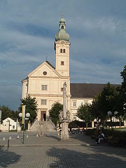 Léka főtere a templommal