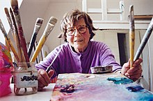 Maria Lassnig Anfang der Nullerjahre in ihrem Atelier, fotografisches Selbstporträt