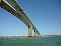 Le pont de l'île d'Oléron est situé à 6 kilomètres à l'ouest de Marennes.