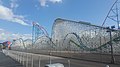 Kolejka hybrydowa (stalowy tor, drewniane podpory) Twisted Colossus w parku Six Flags Magic Mountain, USA.