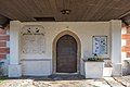 English: Western porch with portal and war memorial Deutsch: Westliche Vorhalle mit Turmportal und Kriegerdenkmal