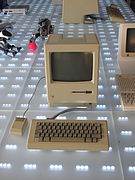 プラハの現代デザイン館に展示されているMacintosh 128K