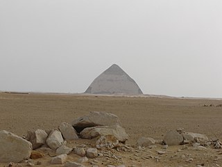 The edge of the pyramid plateau is well visible. It shows how it is isolated from the cultivated area.