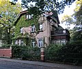 Villa, Wasserbecken mit Figurengruppe Leda und Schwan, Garten und Einfriedung