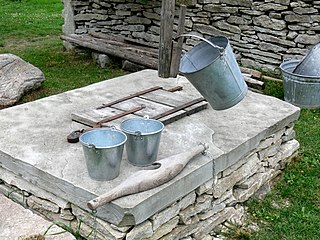 <span class="mw-page-title-main">Bucket</span> Open top watertight container