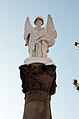 Sandsteinsäule mit Engelsstatue auf einem Kapitel