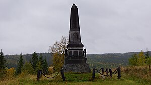 Манумент 1892 года, прысвечаны загінуўшым шведскім каралінерам (размешчаны прыкладна за 5 кіламетраў на захад ад Дуведа)