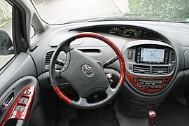 Cockpit eines Toyota Previa (1)