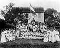 Coloni olandesi nel 1920 in una foto di Augusta Curiel. La maggioranza degli europei lasciò il Suriname dopo l'indipendenza del 1975.