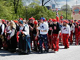 Rød- og blåruss i barnetoget i Oslo 17. mai 2003. Bildet viser også bunadskledde elever ved videregående skole. Foto: Sean Hayford O'Leary