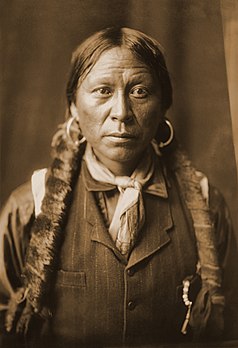 Un Jicarilla photographié par Edward Sheriff Curtis vers 1904. (définition réelle 2 472 × 3 612)