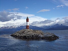 Far de la fi del món a Ushuaia, Argentina. En molts fars els feixos de llum són giratoris.[9][10]