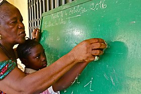 Une maîtresse du primaire et son élève, à Conakry