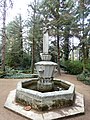 Jugendstil-Brunnen mit krönender Figur