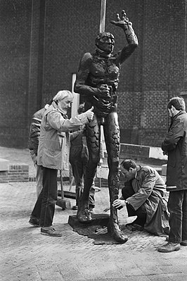 Leen Droppert kijkt toe bij de plaatsing van het Geuzenmonument (10 maart 1983)