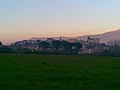 Photo d'un village de campagne avec des montagnes en arrière-plan