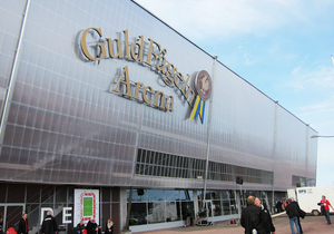 Der Haupteingang der Guldfågeln Arena