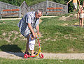 Un nonno che insegna a sua nipote a usare un monopattino a Vienna.