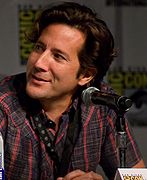 Henry Ian Cusick interprète Stephen Finch.