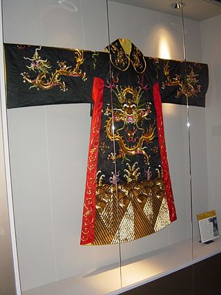 <span class="mw-page-title-main">Robe</span> Loose-fitting outer garment, worn in many historical periods and contexts