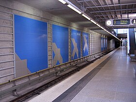 Vue des quais de la station Flughafen