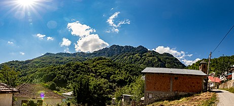 Поглед на Гари и камбанаријата на главната селска црква