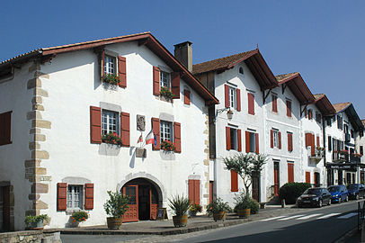 Rue principale et mairie.