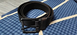 <span class="mw-page-title-main">Belt (clothing)</span> Worn band or braid, usually around the waist or hips