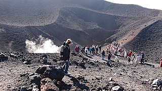 Touristes près de fumerolles.