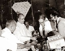 Karnataka State Governor Mohanlal Sukadia felicitation S. Srikanta Sastri with the Lifetime achievement award at Mythic Society, Bangalore